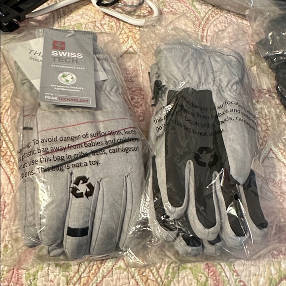 Swiss Tech Accessories - Swiss Tech Silver Performance RFID Gloves. 2 pairs